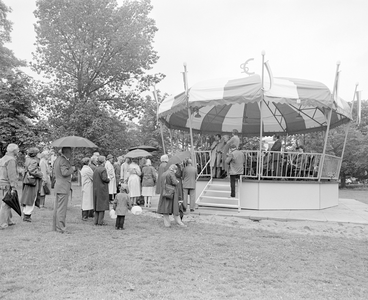 884959 Afbeelding van de ingebruikneming van de muziektent op het Lepelenburg te Utrecht, tijdens de festiviteiten ter ...